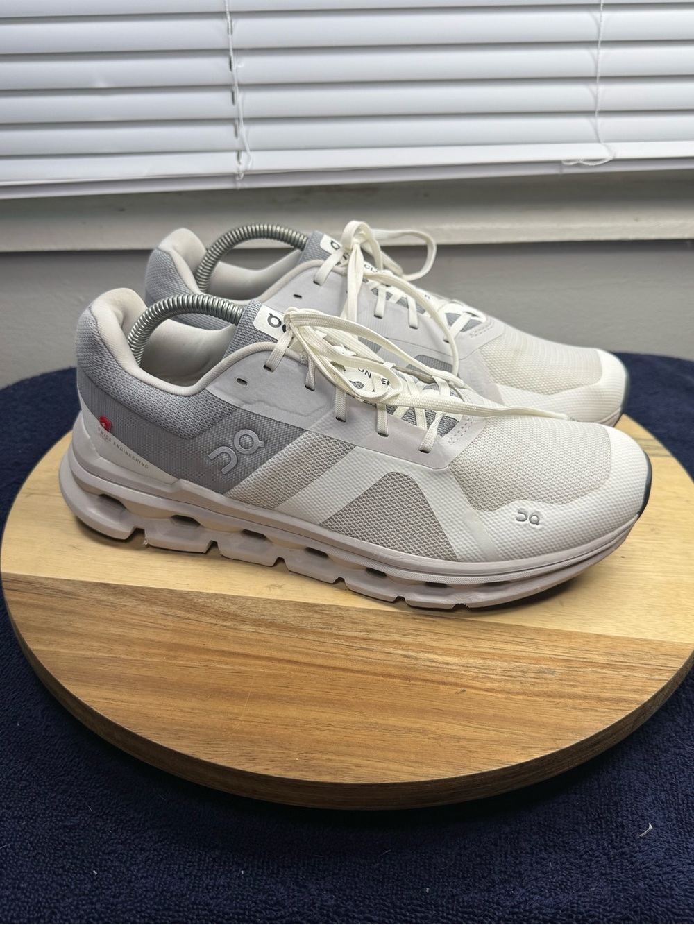On Cloud Runner (Women’s 10.5 Men’s 9)